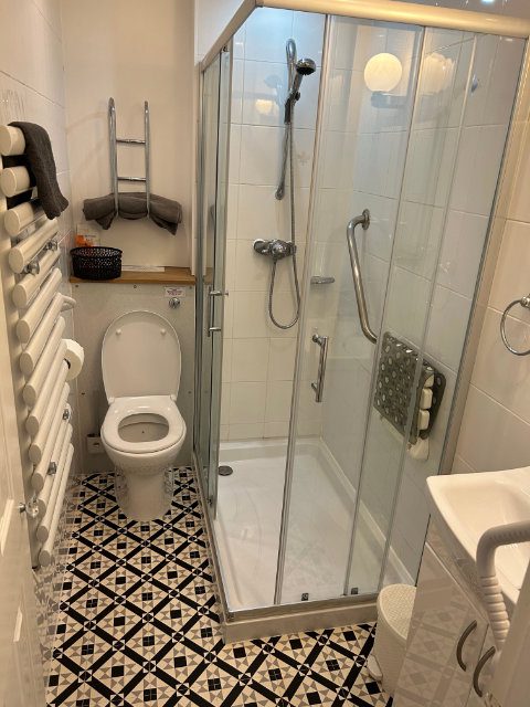 reduced mobility bathroom at milton lodge